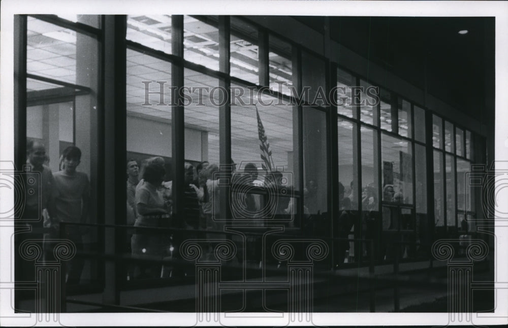 1968 Press Photo Crowd at airport stayed inside due to rain- Historic Images