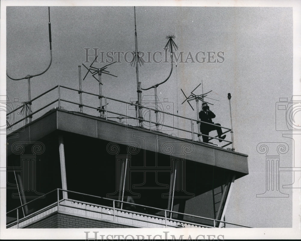 1968 Press Photo Detective atop operations tower awaiting VP&#39;s arrival- Historic Images