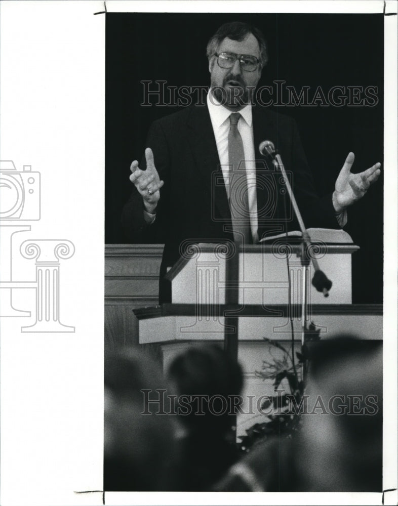 1990 Press Photo Pastor Dale E. Luffman- Historic Images