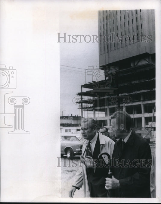 1969 Press Photo Harold Enarson and Governor James Rhodes- Historic Images