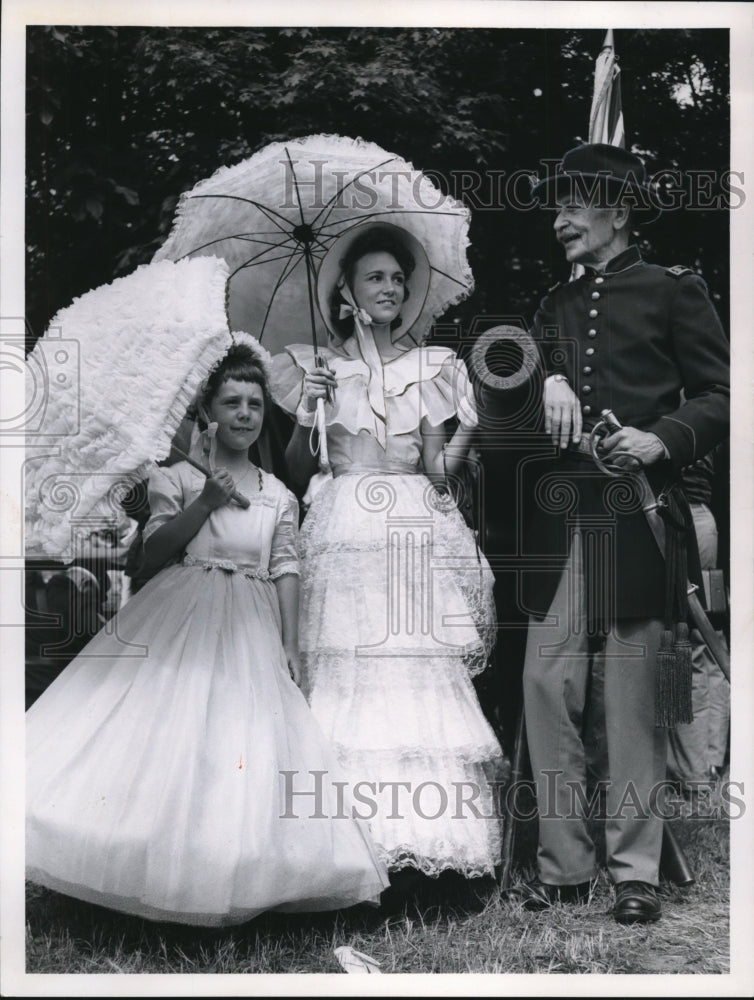 1962 Press Photo L - R; Patsy Rowe, Brenda Rowe with Col. Robert E. Warren.- Historic Images