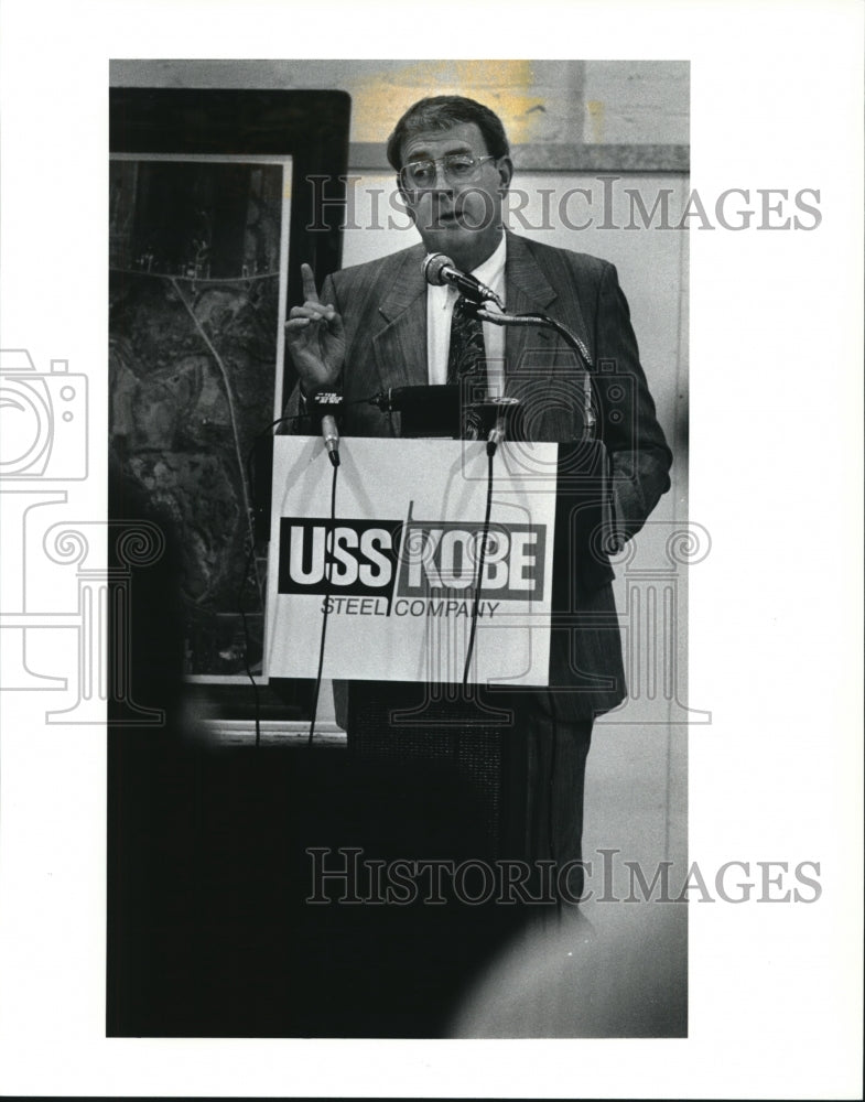 1991 Press Photo President Robert K. Fravel takes question - Historic Images