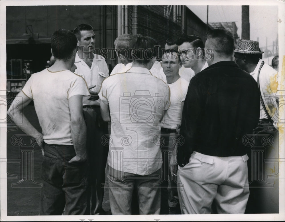 1959 Press Photo Jack Kratzer,1st Helper, who is the shop steward pleads- Historic Images