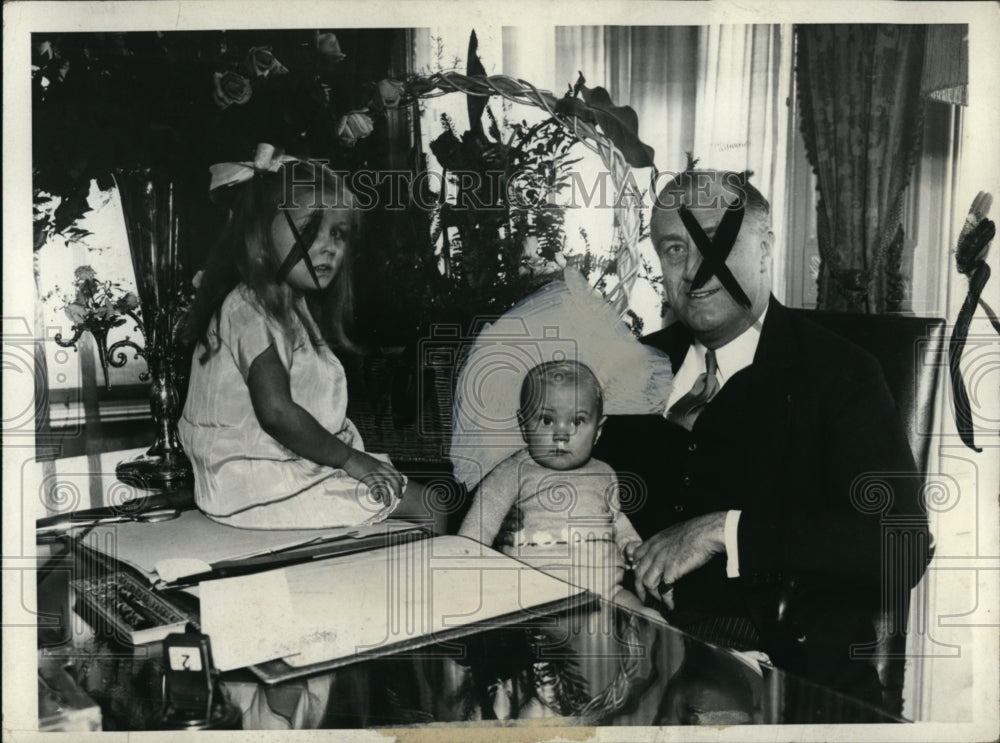 1961 Press Photo A New Year&#39;s Call on their famous grandfather- Historic Images