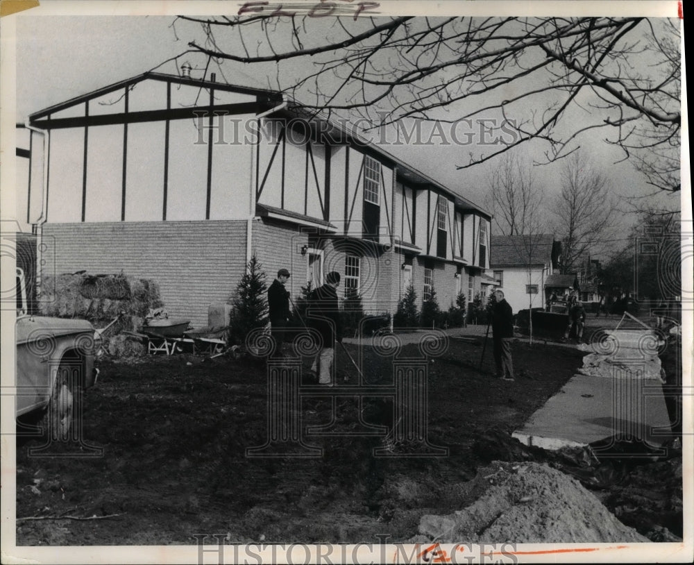 1969 Press Photo Works men placing grass &amp; shrinks on housing site in Ohio Akron- Historic Images