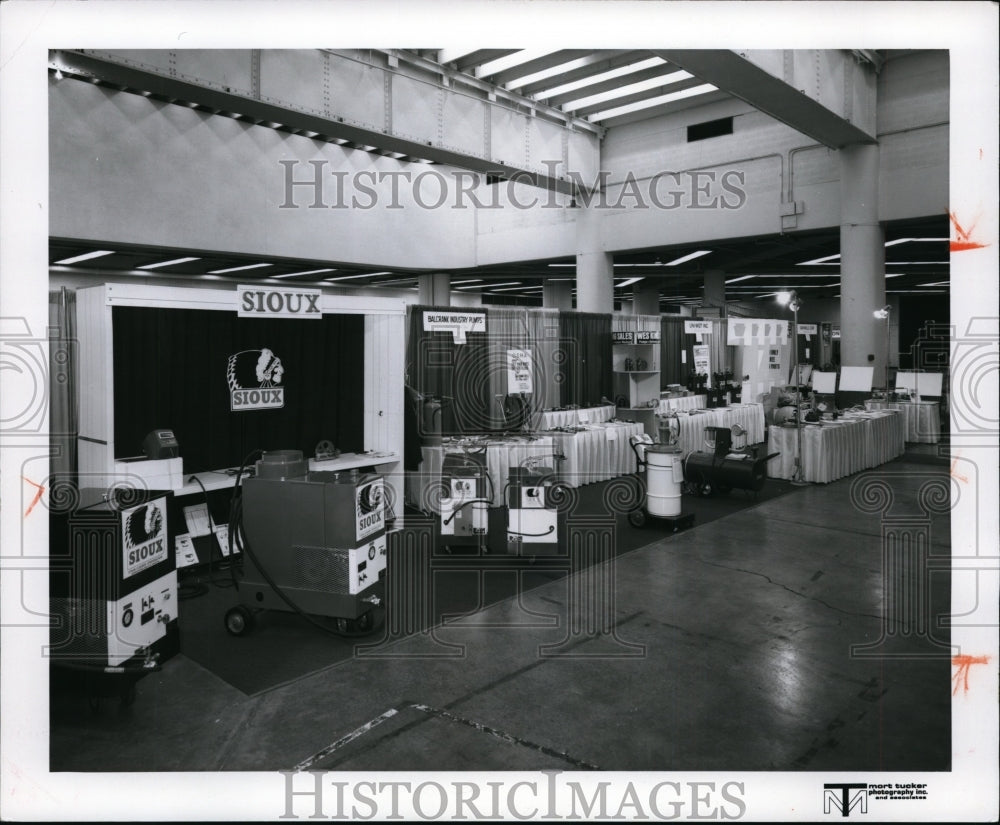 1975 Press Photo, Great Lakes Industrial Show. - cvb05095