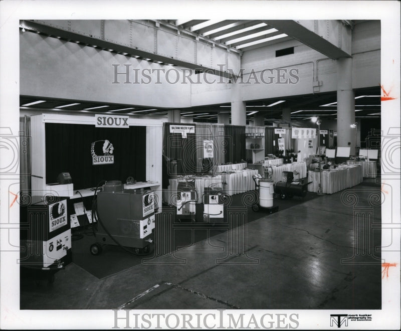 Load image into Gallery viewer, 1975 Press Photo, Great Lakes Industrial Show. - cvb05095
