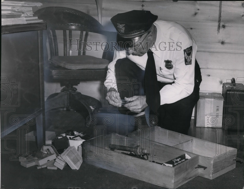 1954 Press Photo Chief John Eaton examines debris in desk, Sheppard murder, Ohio- Historic Images