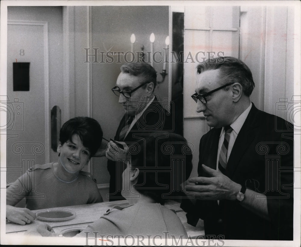 1967 Press Photo Janet McCue at Charles of the Ritz Beauty Spa.- Historic Images