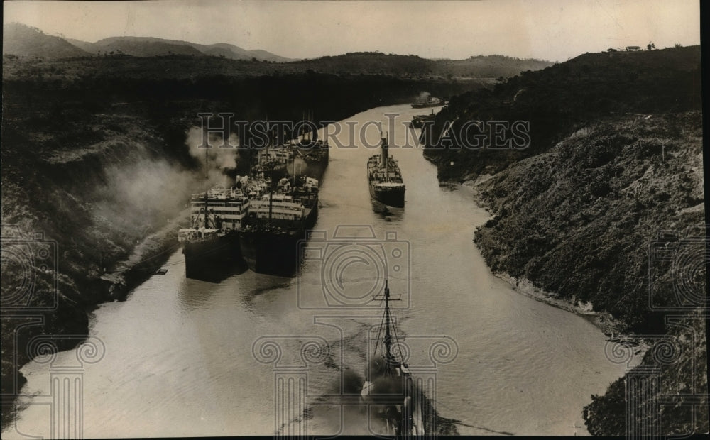 1923 Press Photo Panama Canal slide causes delay to southbound ships.- Historic Images