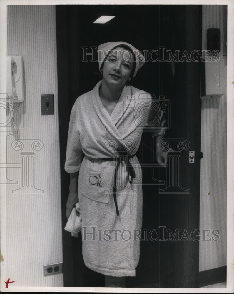 1967 Press Photo Plain Dealer&#39;s Janet McCue at Charles of the Ritz Beauty Spa.- Historic Images