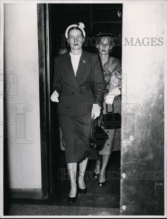 1954 Press Photo Dorothy & Betty Sheppard Leave County Jail Murder Trial- Historic Images