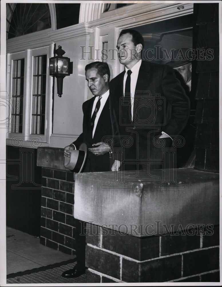 1954 Press Photo Chief Jailer Michael Ucello and  Dr. Samual H. Sheppard.- Historic Images