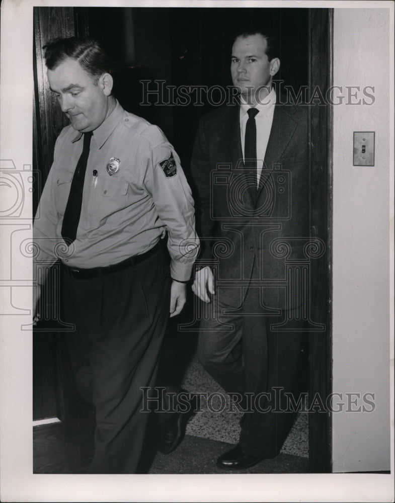 1954 Press Photo Dr. Sam Sheppard goes back to court afther noon recess.- Historic Images