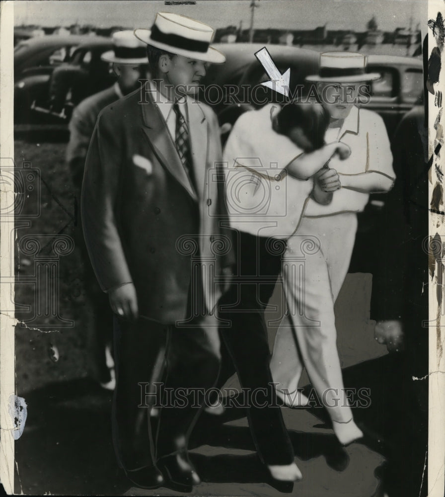 1938 Press Photo Frank Dalezal with Co. Det. Harry Brown and Michael Kilbone.- Historic Images