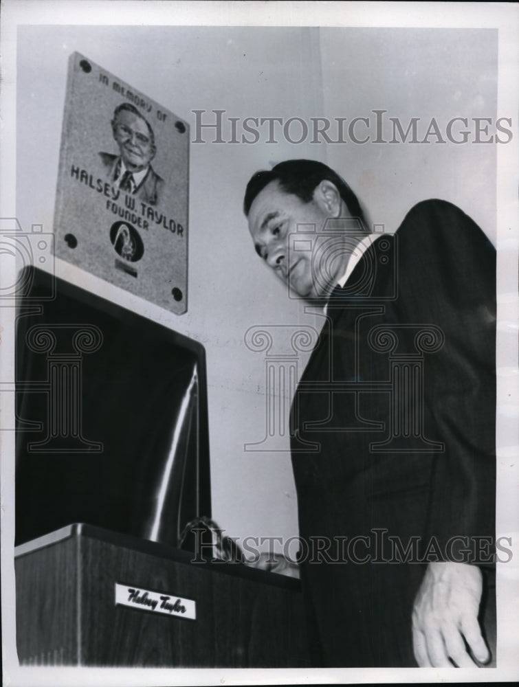 1968 Press Photo Howard O. Bartlett,President of Halsey W. Taylor Co., Ohio- Historic Images