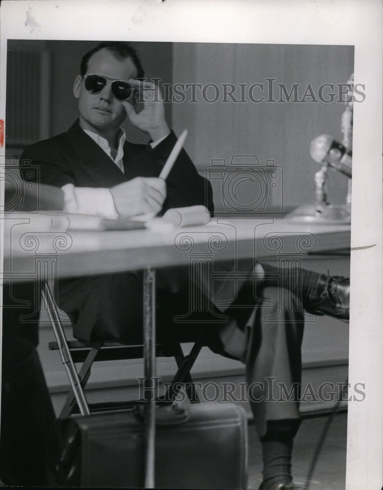 1954 Press Photo Doctor Sam Sheppard better composed next to his attorney - Historic Images