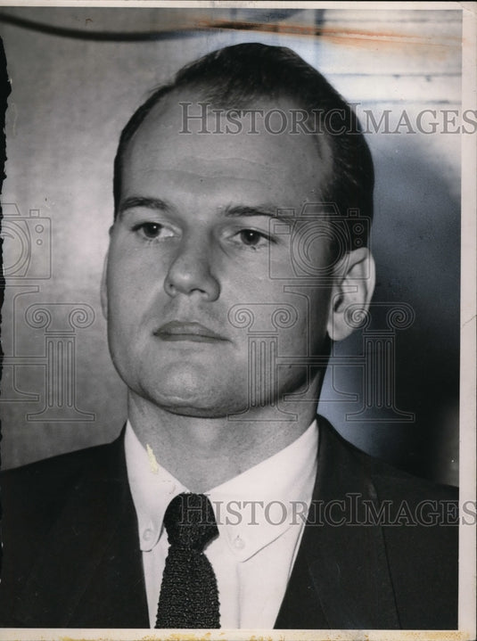 1959 Press Photo Doctor Sam Sheppard looks past photographer - cvb07017- Historic Images
