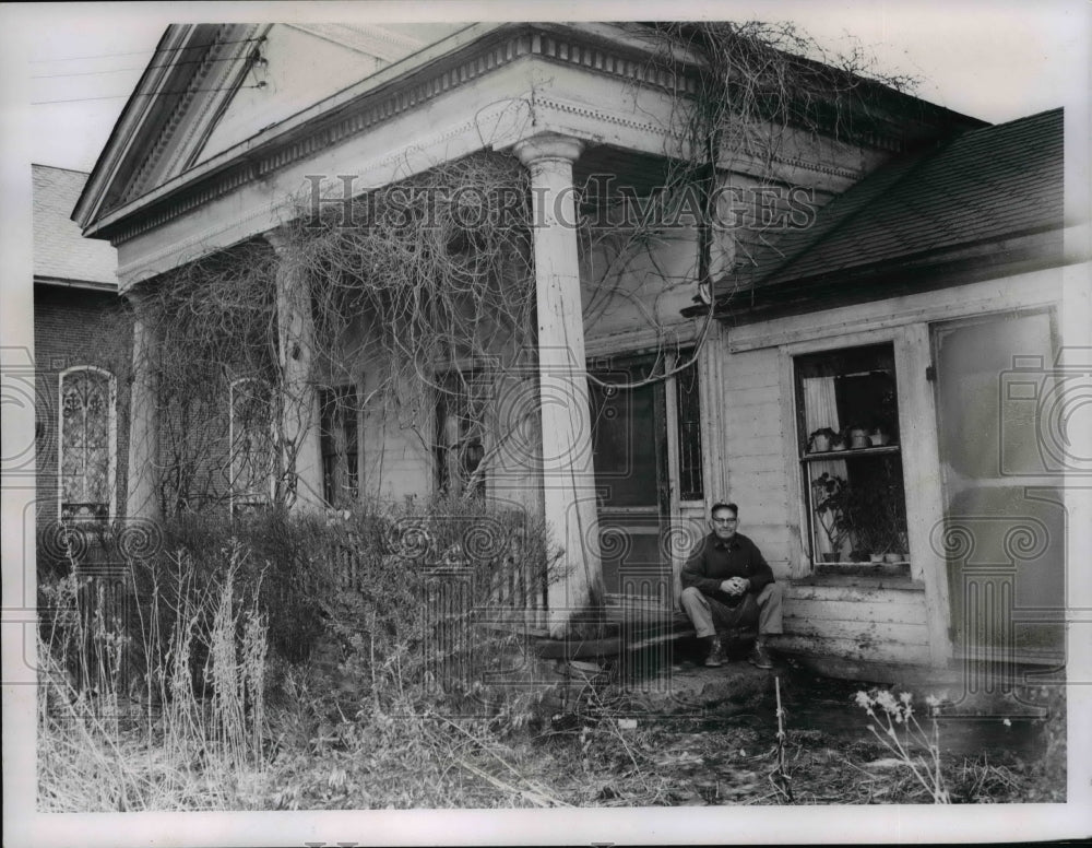 1962 Press Photo Clarence Arnold on the porch of his 125 year old family home- Historic Images