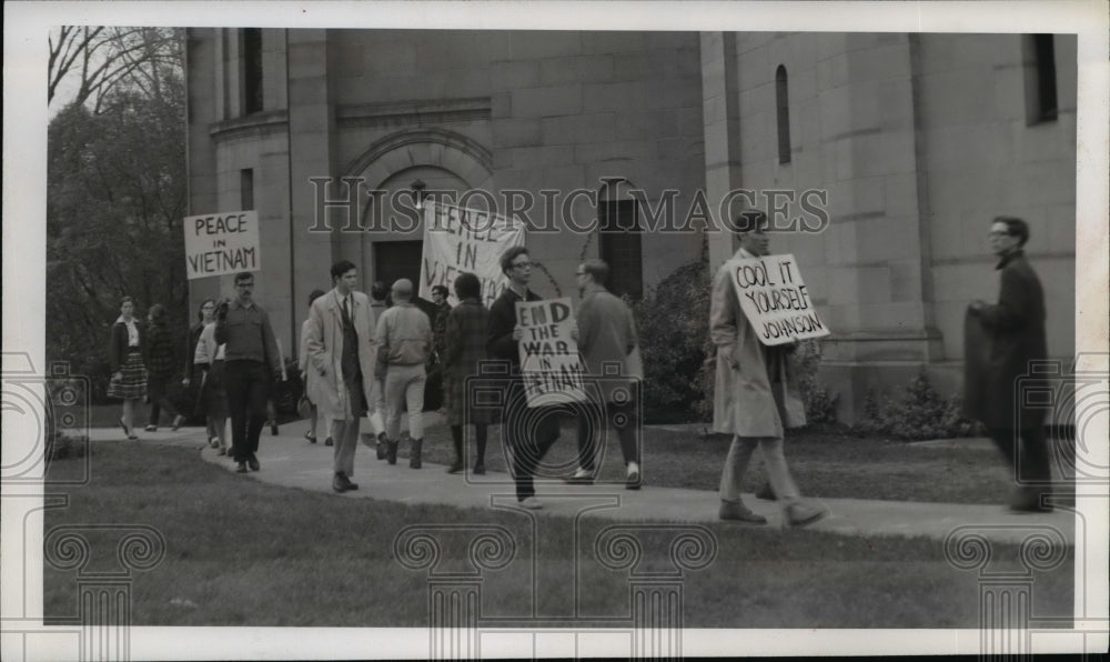 1966 Press Photo Anti Draft picket-Oberlin College- Historic Images