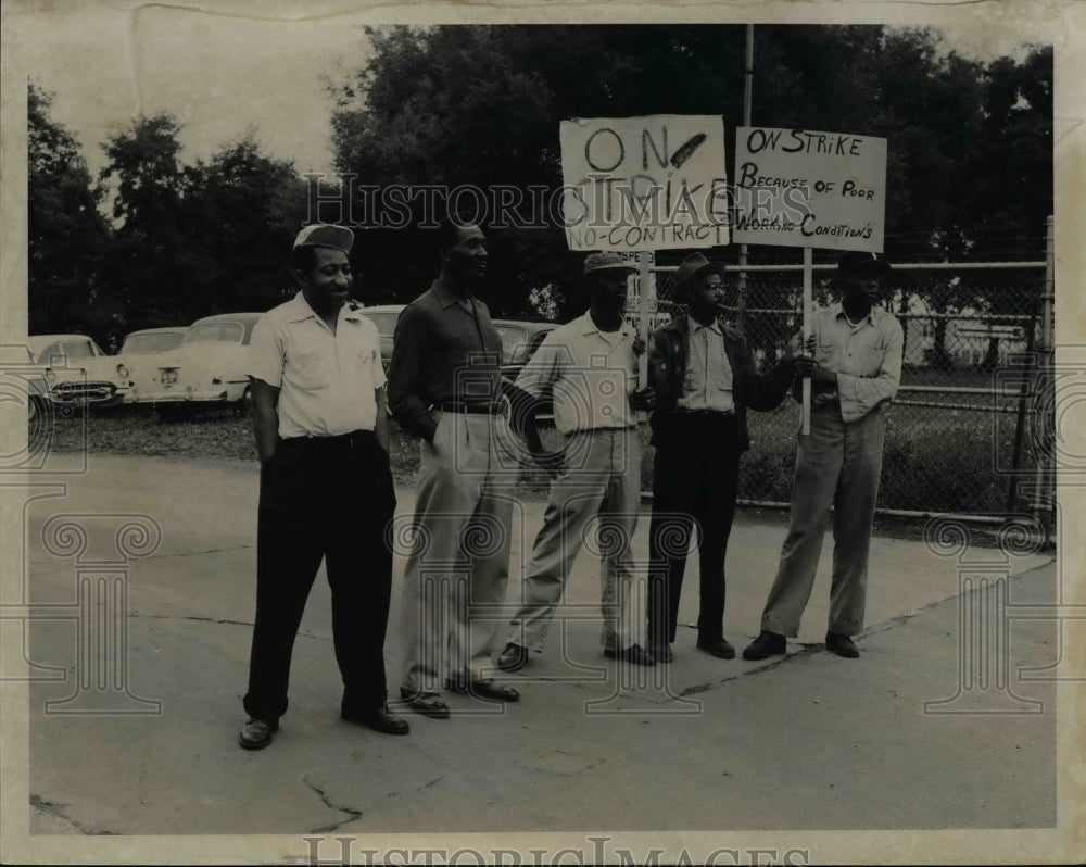 1958 Press Photo Pickets at Fisher Body Euclid Plant - cvb07768- Historic Images