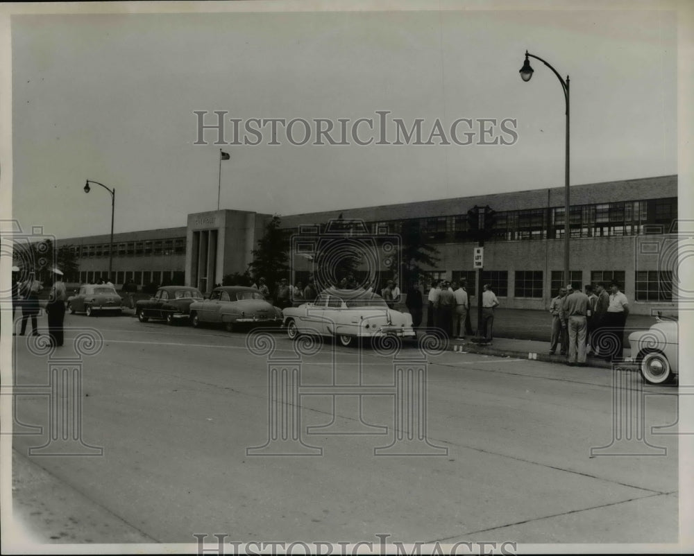 1955 Press Photo General Motors-strikers at Brookpark-Chevy plant - cvb07795- Historic Images