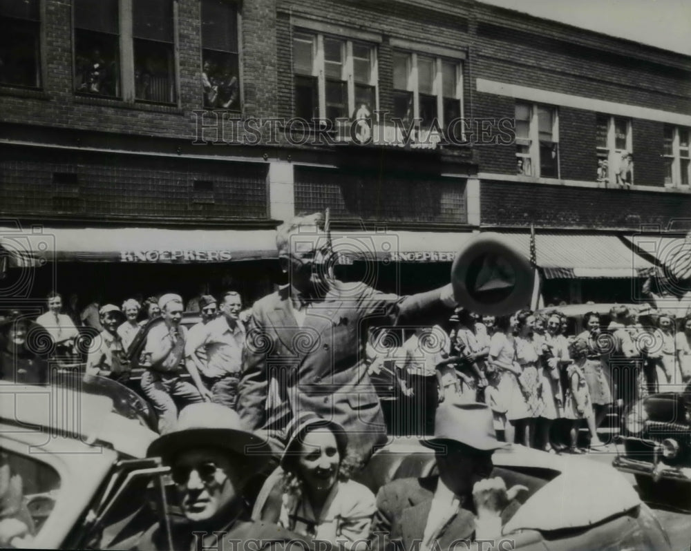 1945 Press Photo Pres. Truman stands in his open car waves to crowds shouting- Historic Images