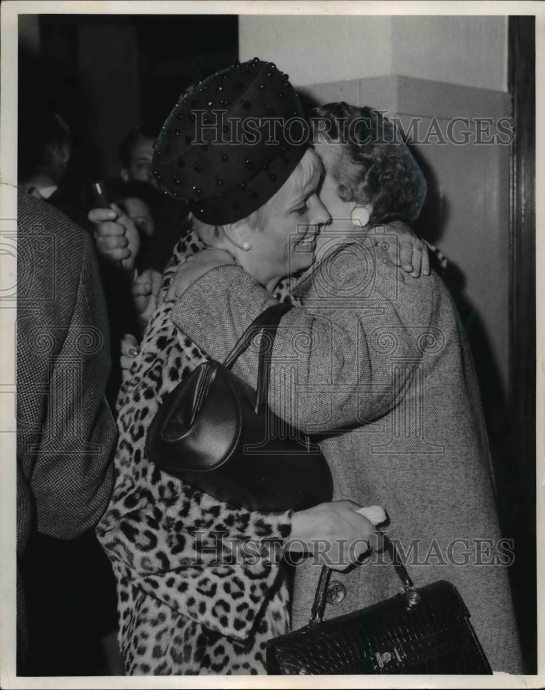 Load image into Gallery viewer, 1966 Press Photo Mrs. Sheppard-final murder retrial verdict of Dr. Sheppard

