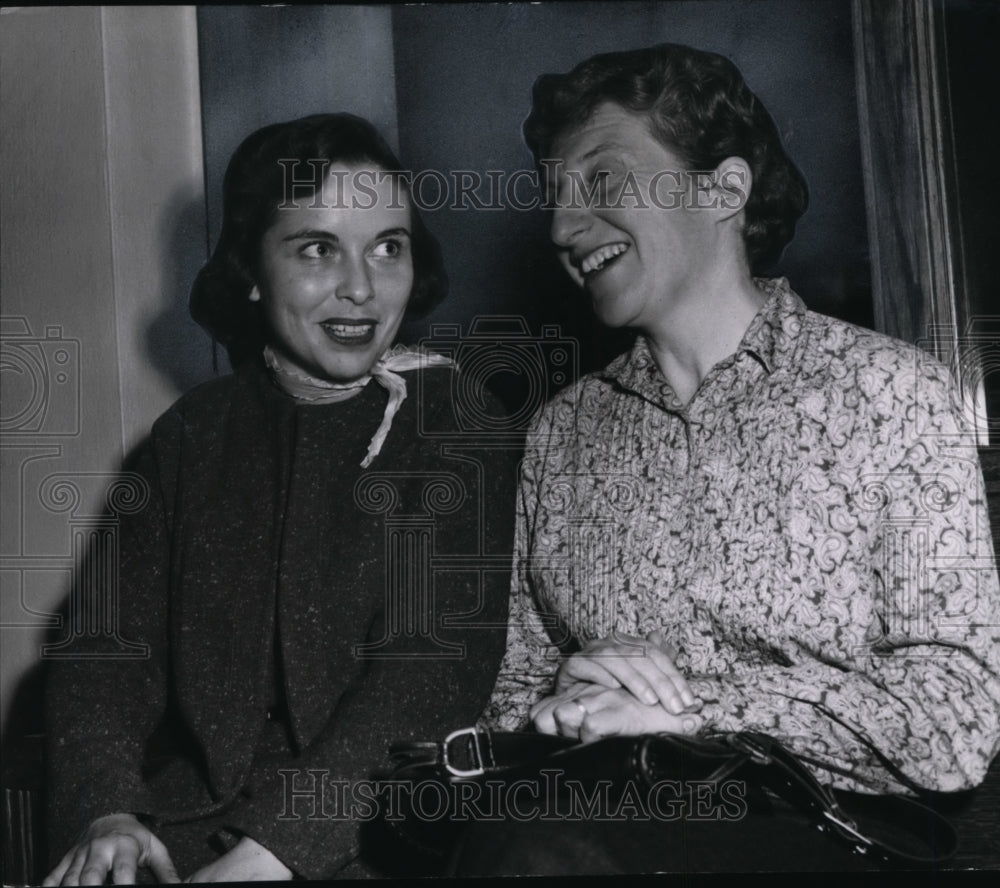 1954 Press Photo Mrs. Holes, Mrs. Beatrice Freeman-Sheppard trial spectators - Historic Images