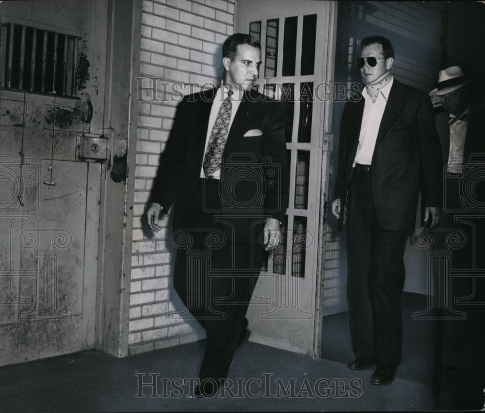 1954 Press Photo  Dr. Samuel H. Sheppard used the back door to escape newsman - Historic Images