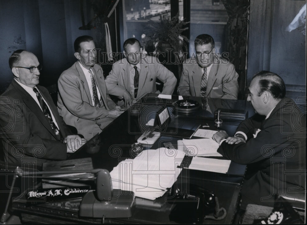 1954 Press Photo McArthur, Cowley, McCormick, Celebreen at Mayor&#39;s murder meetin- Historic Images