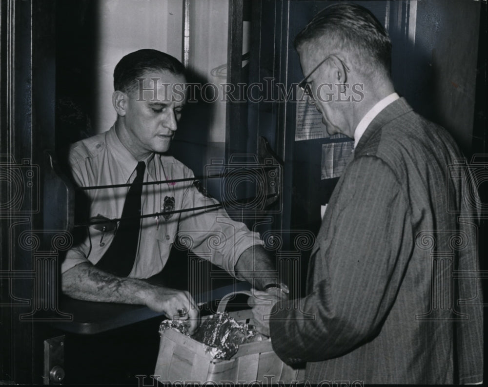 1954 Press Photo Jailer returns basket to suspect&#39;s father Dr Richard A Sheppard- Historic Images