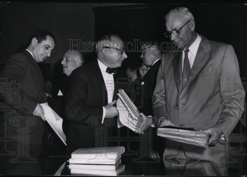 1954 Press Photo Prosecutors pick up their records, Parrino-Dauceau &amp; Mahon- Historic Images