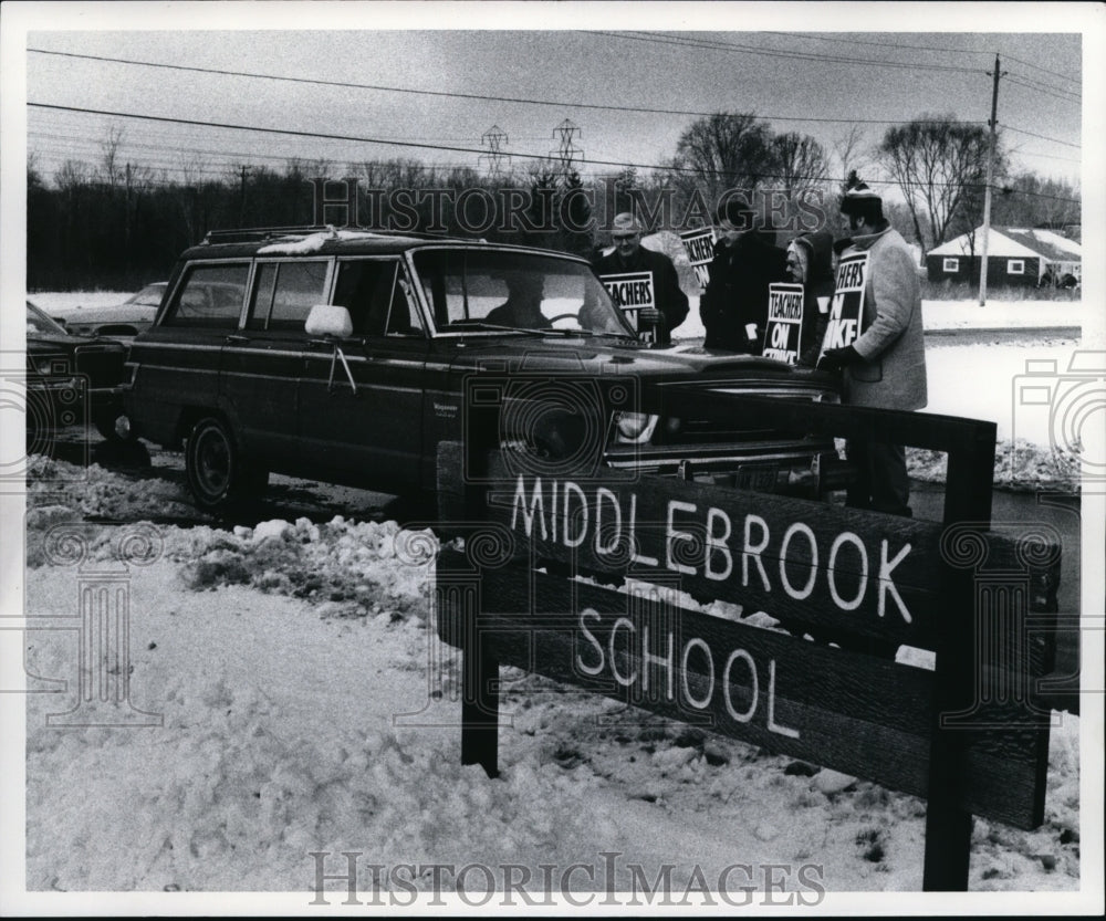 1976 Press Photo Striking teachers stand outside of entrance of Middlebrow Elem