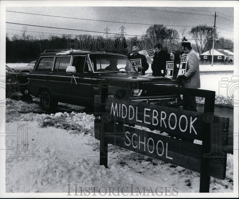 Load image into Gallery viewer, 1976 Press Photo Striking teachers stand outside of entrance of Middlebrow Elem
