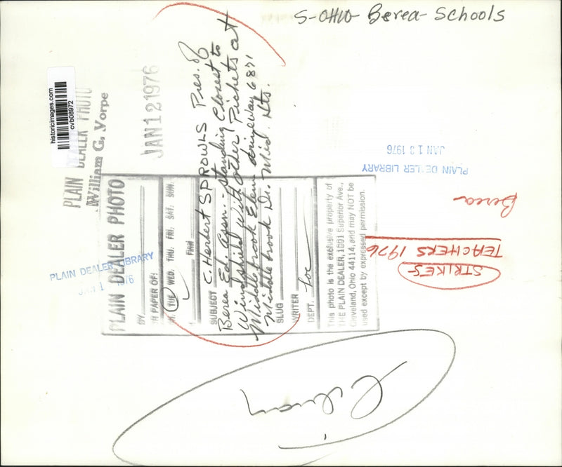 Load image into Gallery viewer, 1976 Press Photo Striking teachers stand outside of entrance of Middlebrow Elem
