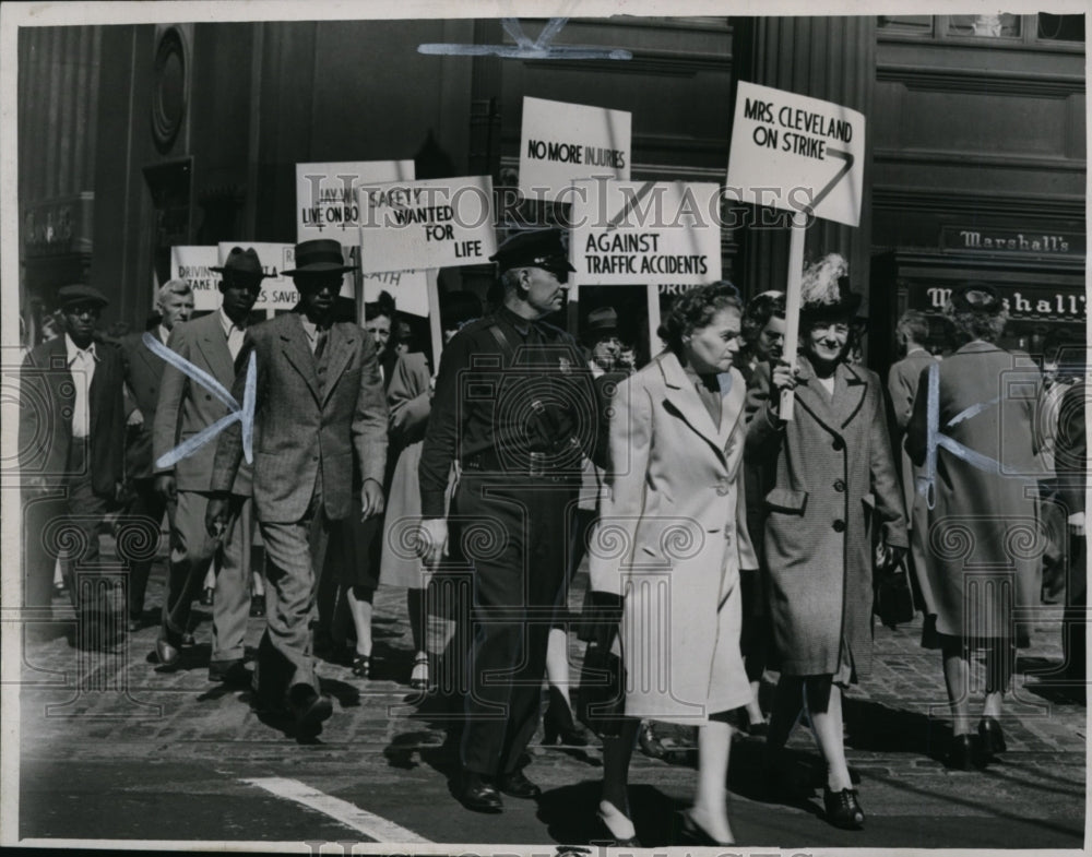 1947 Press Photo Safety pickets-Cleveland Council Parent Teachers Association- Historic Images