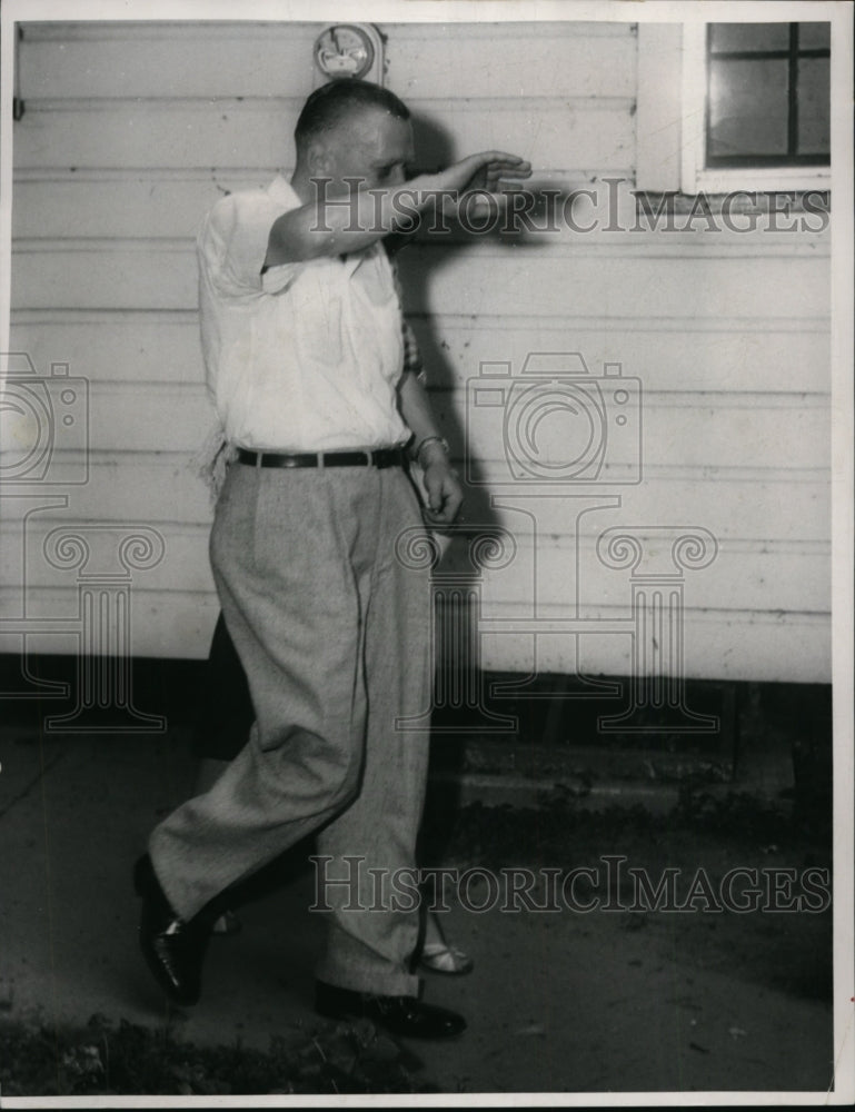 Load image into Gallery viewer, 1954 Press Photo Stan Sulkowski, county custodial foreman - cvb09514
