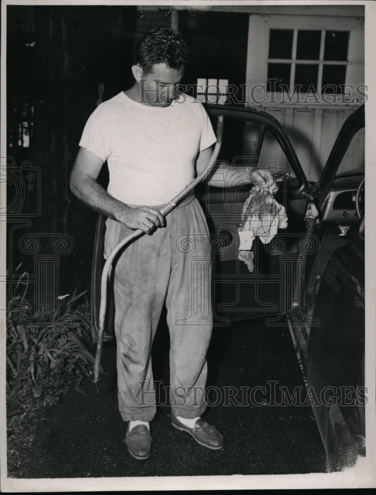 1954 Press Photo Ptl Cy Lipay 27895 Lincoln Rd. Bay Village with Pipe and rags - Historic Images