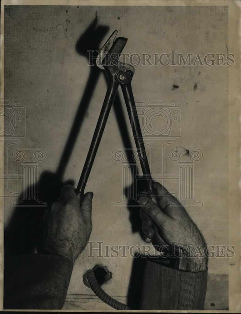 1954 Press Photo Steel possibly used as weapon in Sheppard Murder- Historic Images