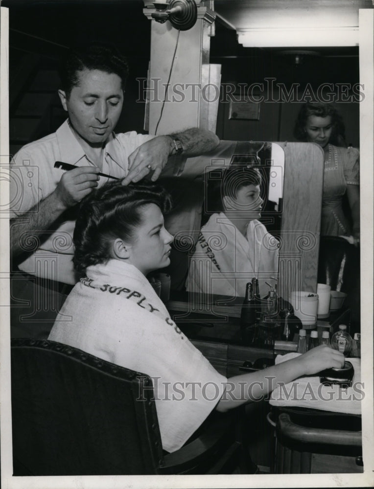 1941 Press Photo Phillip Portors dressing hair of Geraldine Bryson - cvb09693- Historic Images