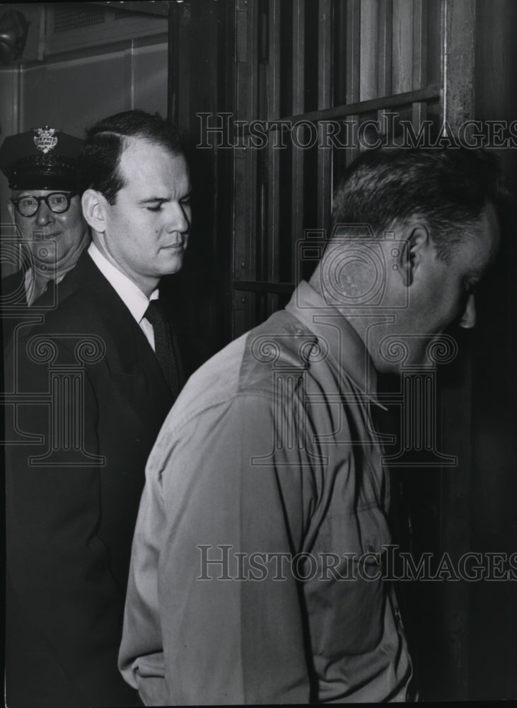 1954 Press Photo Dr Sam Sheppard coming down from jail to court - Historic Images