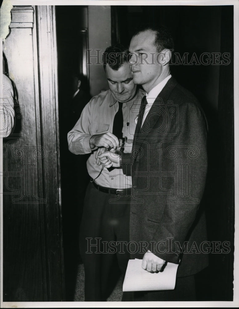 1955 Press Photo Deputy Kilroy uncuffs Dr. Sam Sheppard - cvb09804- Historic Images