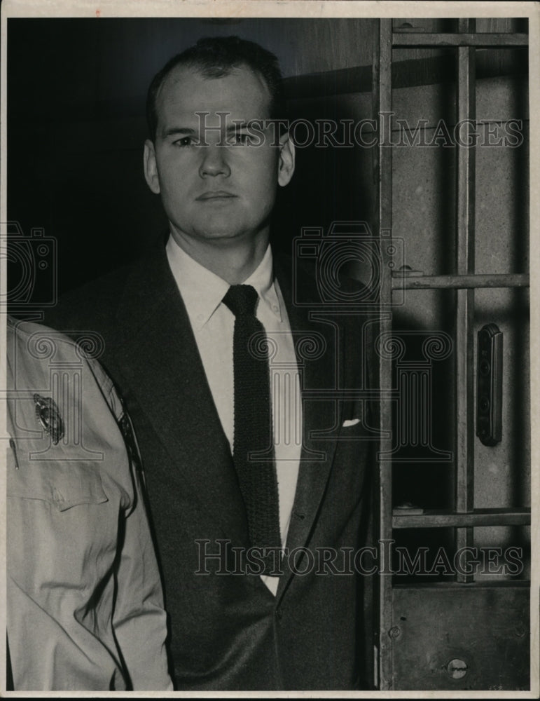 1954 Press Photo Sam Sheppard leaving elevator coming to trail - cvb09829- Historic Images