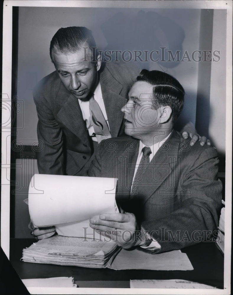 1954 Press Photo Det Bob Schottke &amp; Pat Loreau checks report on Sheppard trial- Historic Images