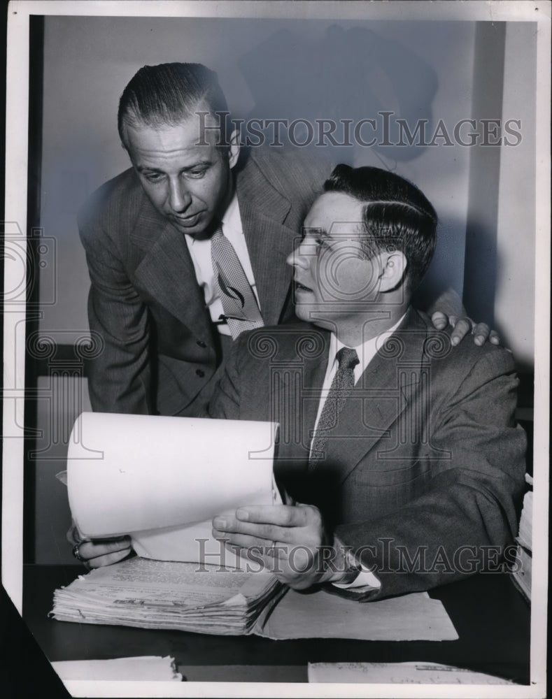 1954 Press Photo Det Bob Schottke & Pat Loreau checks report on Sheppard trial- Historic Images