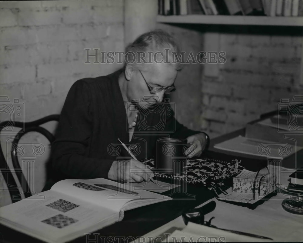 1946 Press Photo Gertrude Underhill, curator of textiles - cvb10128- Historic Images