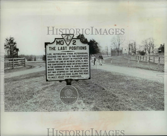 1965 Press Photo Jane & Dale Pierson at Appomattox National Park- Historic Images