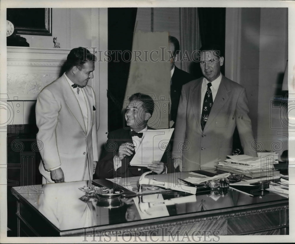 1952 Press Photo Gov. Frank J. Lausche singing National Week Proclamation- Historic Images