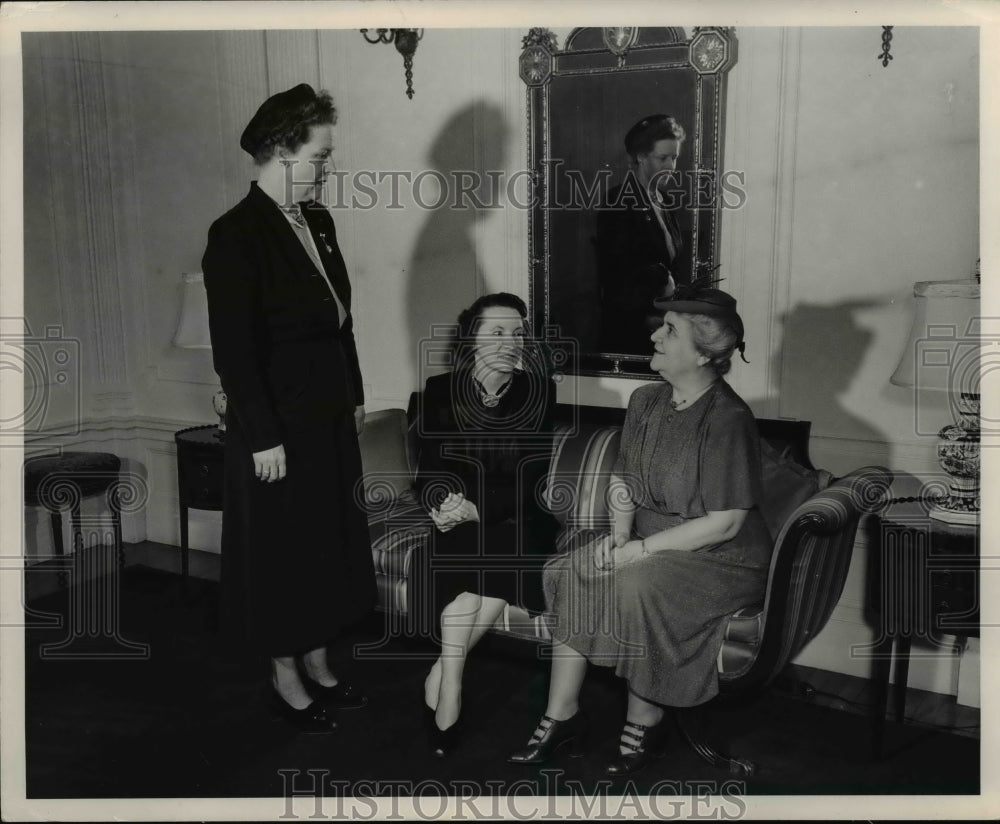 1949 Press Photo Mrs Christine Conaway w/ Mrs Frank J Lausche &amp; Mrs Howard Bevis- Historic Images